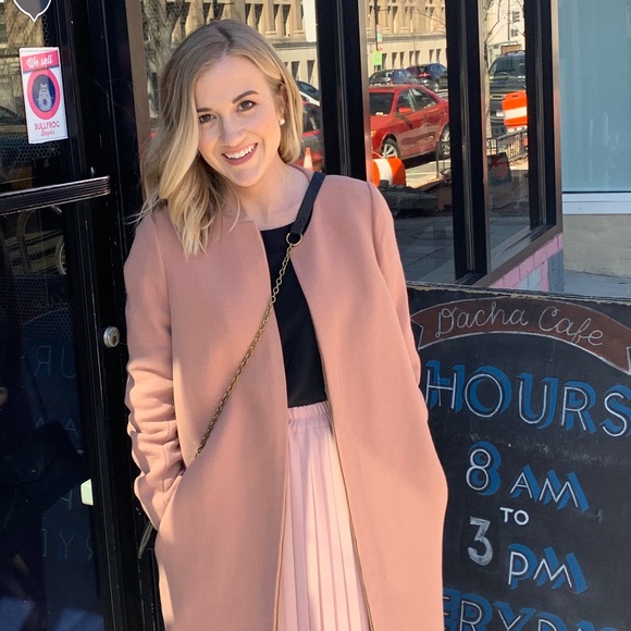 Meet your Posh Ambassador, Brit 💛 - Picture 4 of 6